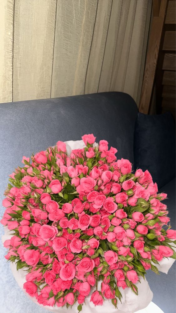 продам букет из кустовых роз свежих. Нет даже 3 часов цветам.