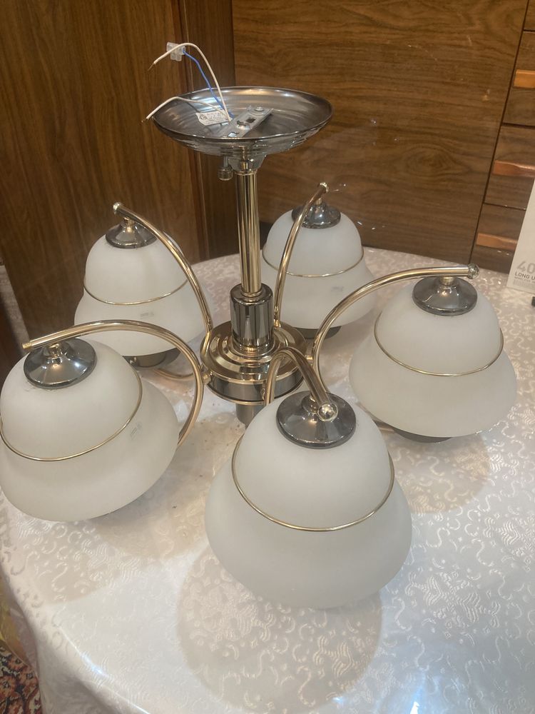 Продам люстру