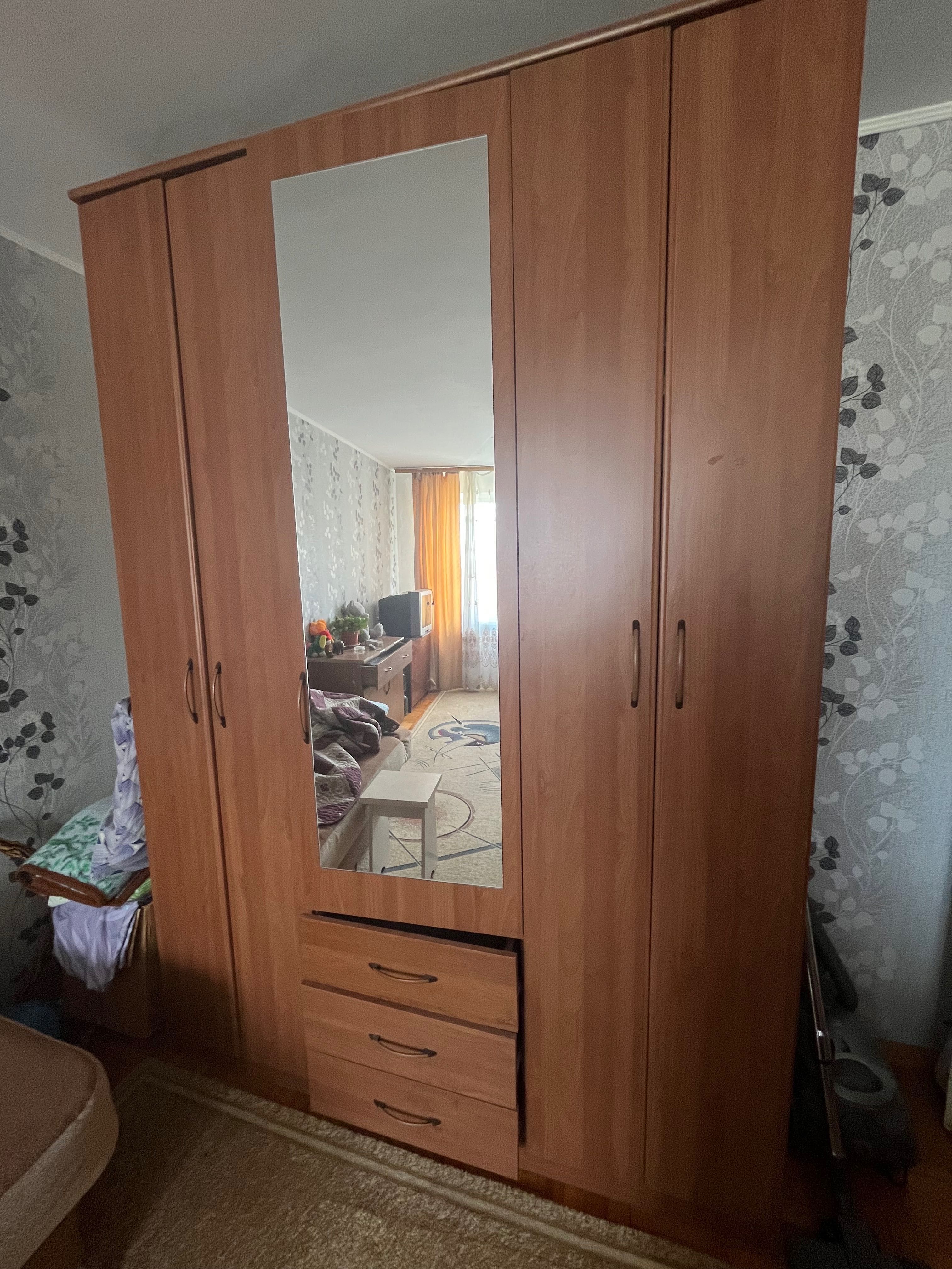 Продам за символическую сумму мебель
