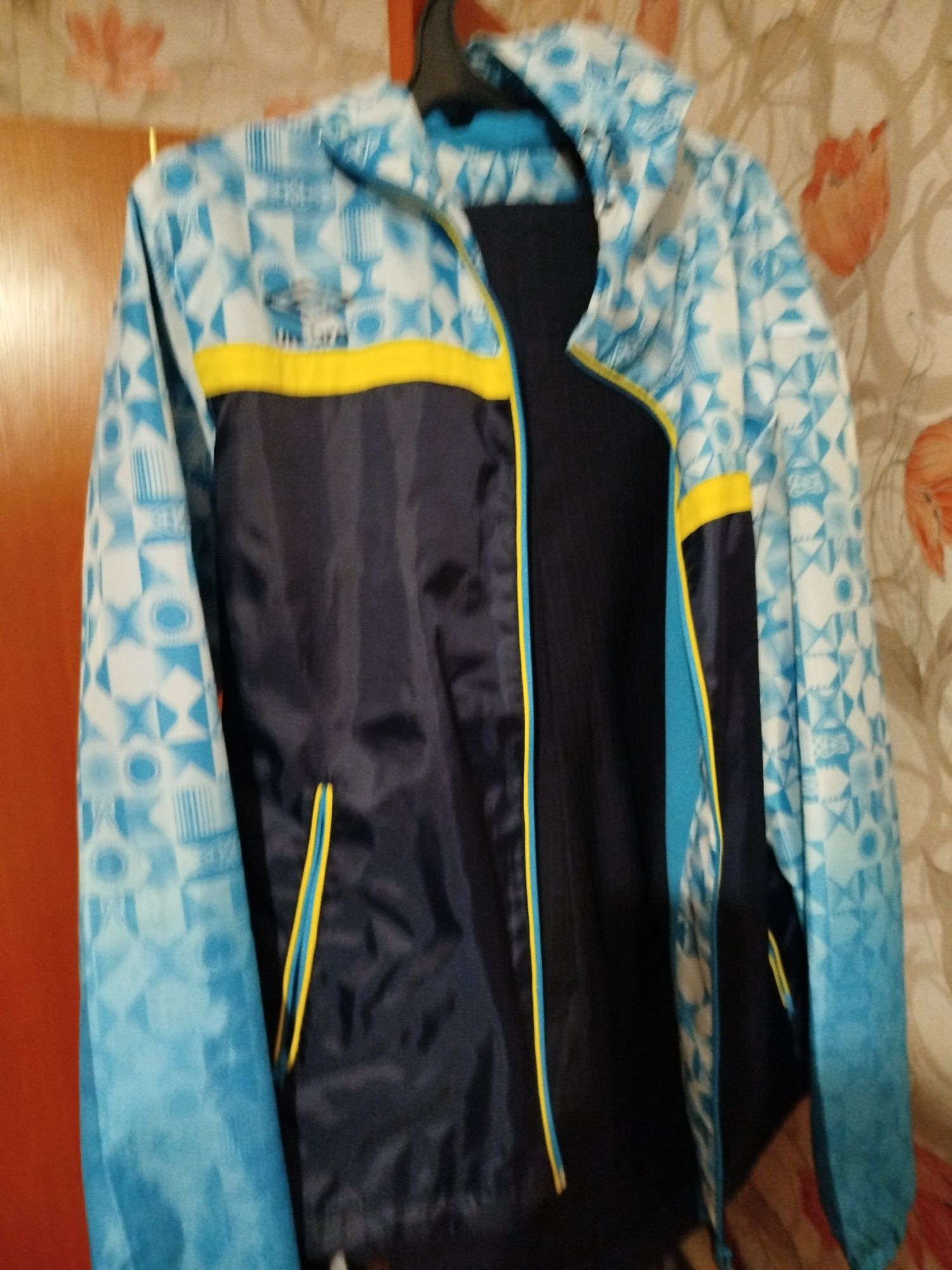 Продам спортивный костюм umbro,болонь с капюшоном