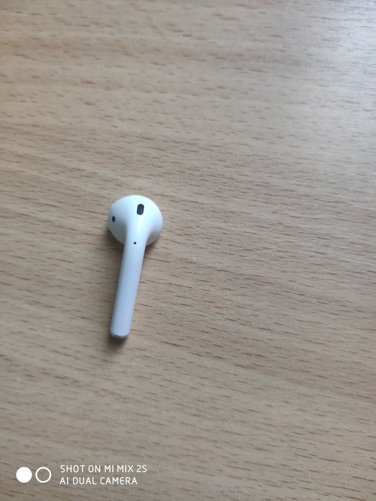 Продам оригинал левый ухо и правый ухо от airpods 2