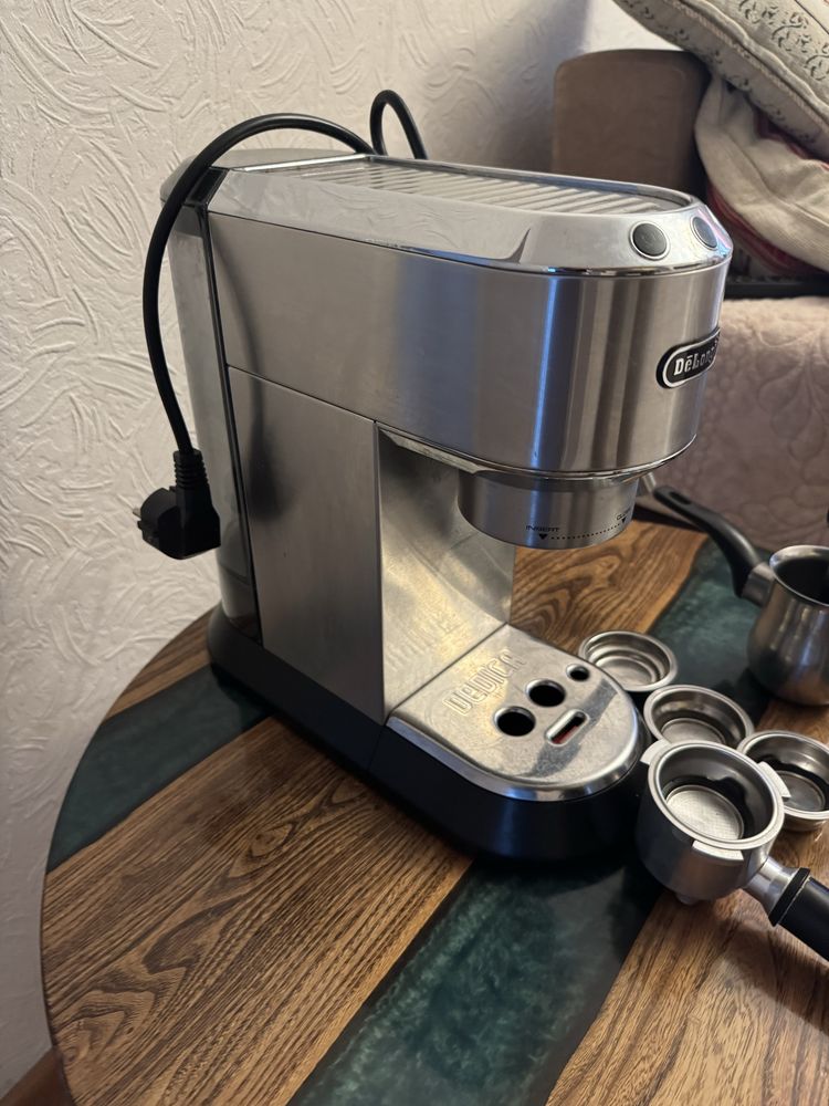 Кофеварка Delonghi EC685.BK