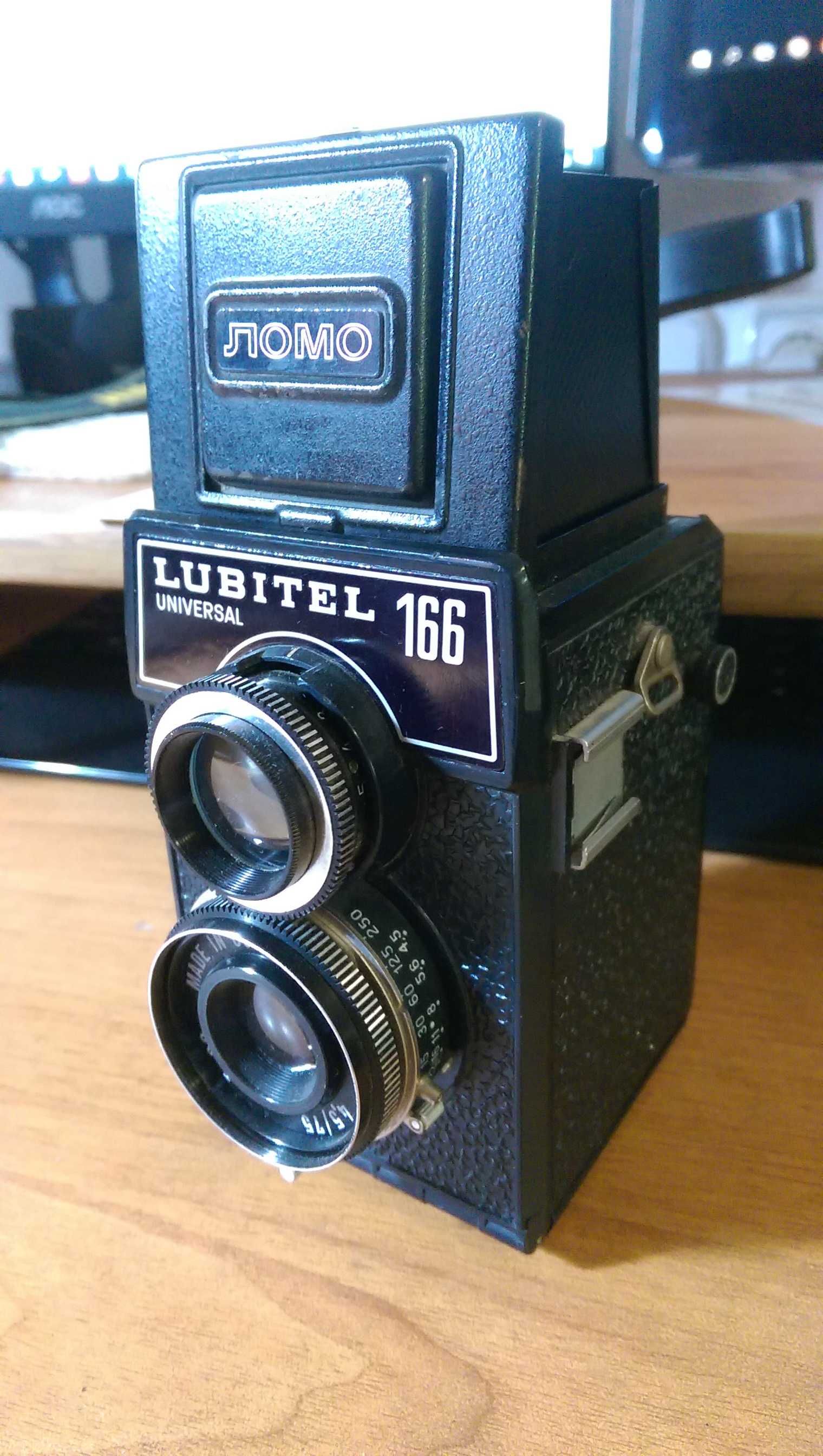 Фотоаппараты Киев 30 и Любитель 166.