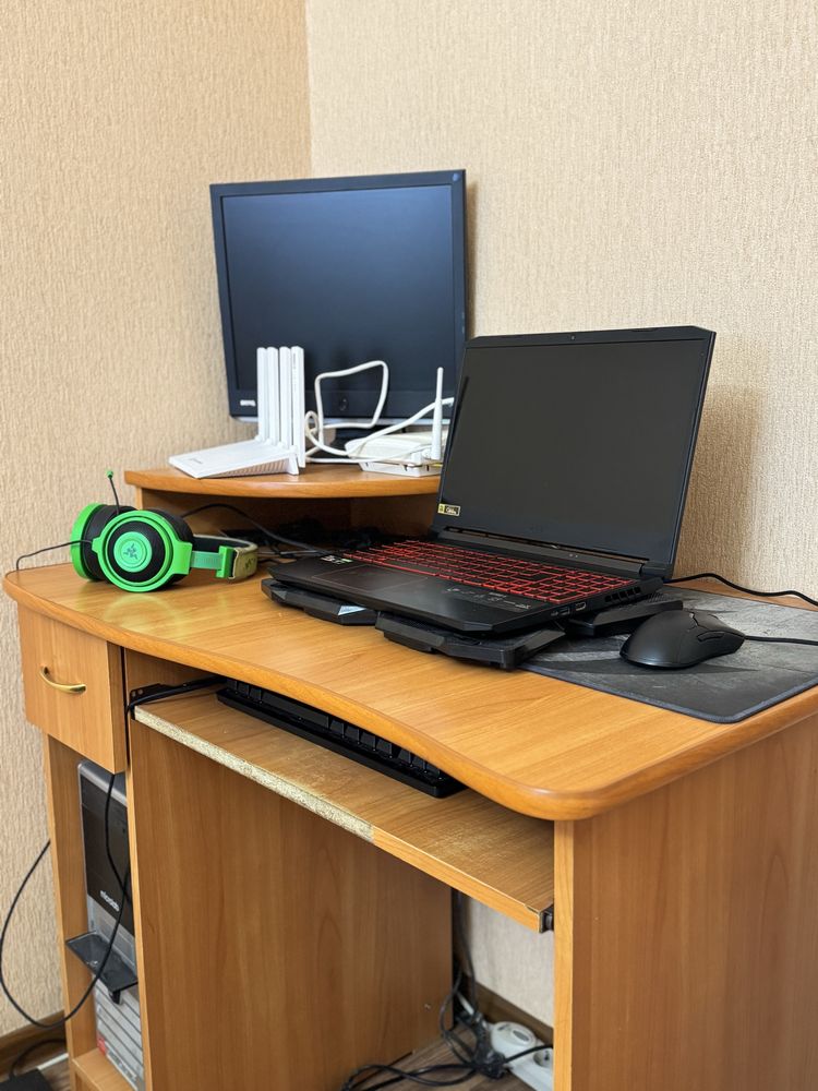 Продам компактный компьютерный стол.