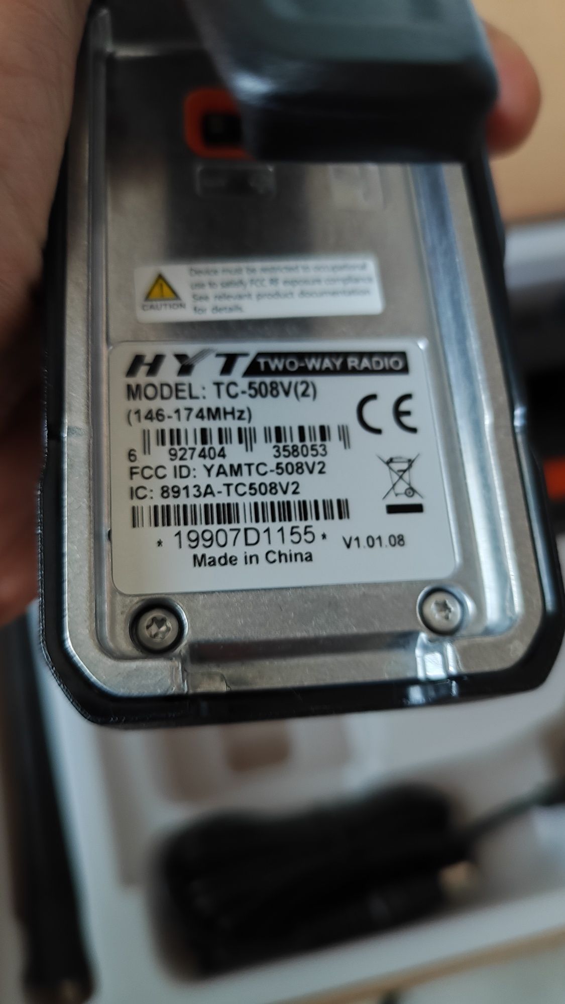 Продам носимую радиостанцию Hytera TC-508