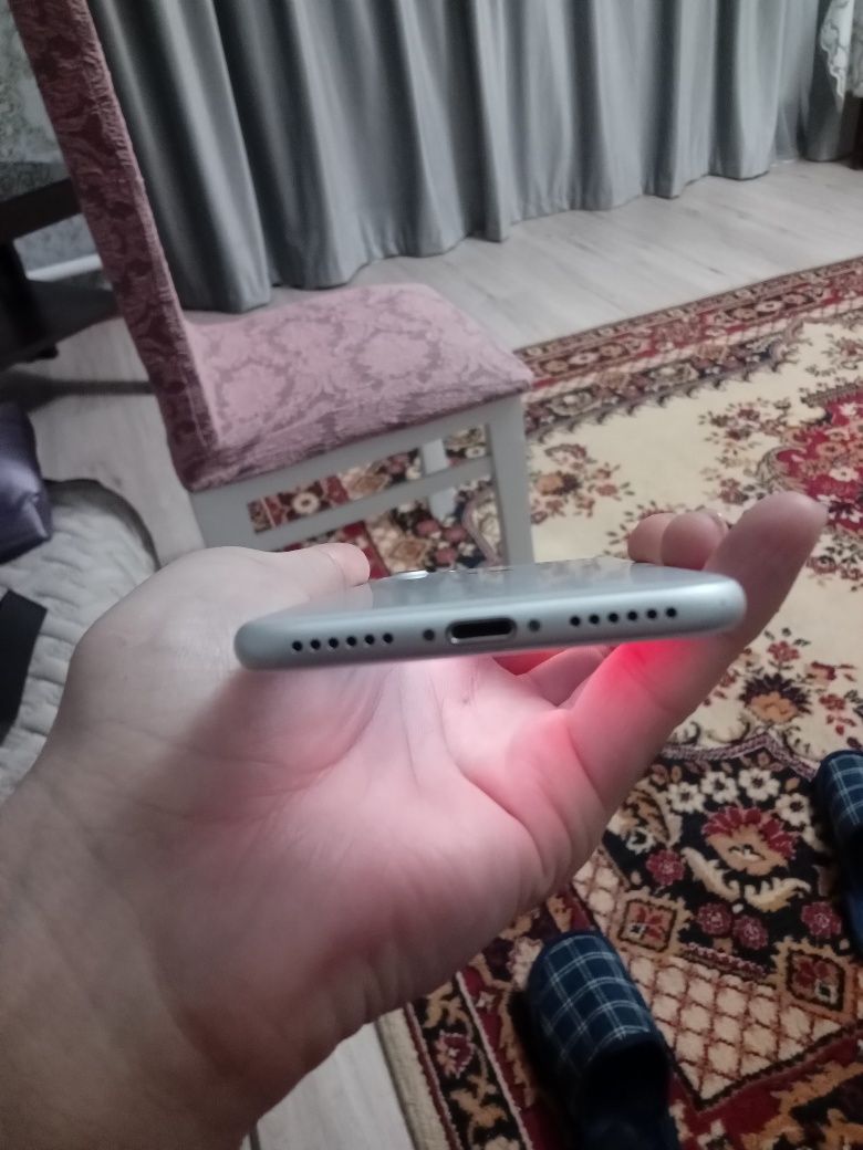 Iphone 7, 75% заряда с коробкой