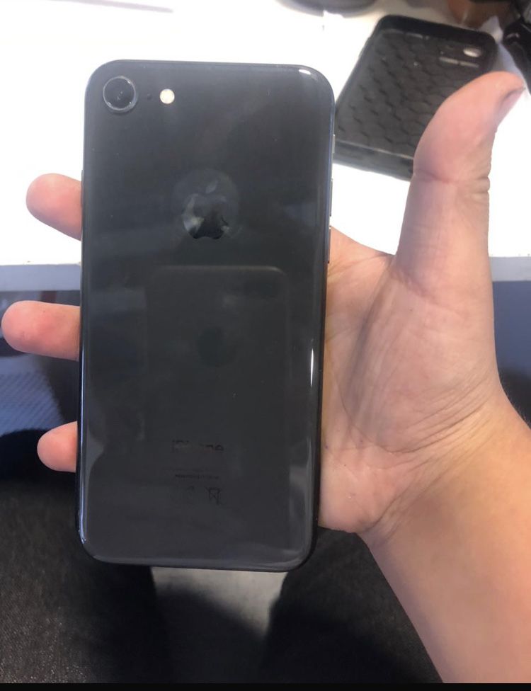 iPhon 8 64 г всё работает фйс айди и кот пароль экран не разбиты