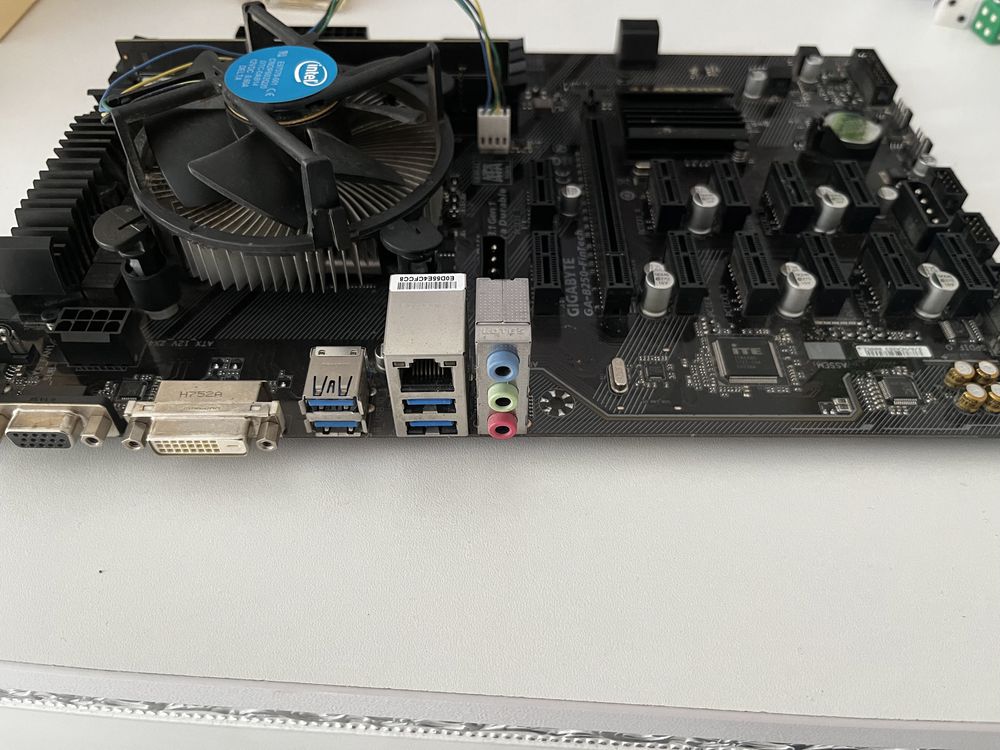 Материнская плата GIGABYTE GA-B250-FinTech