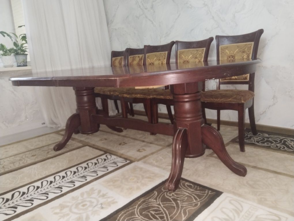 Стол и стулья в гостиную