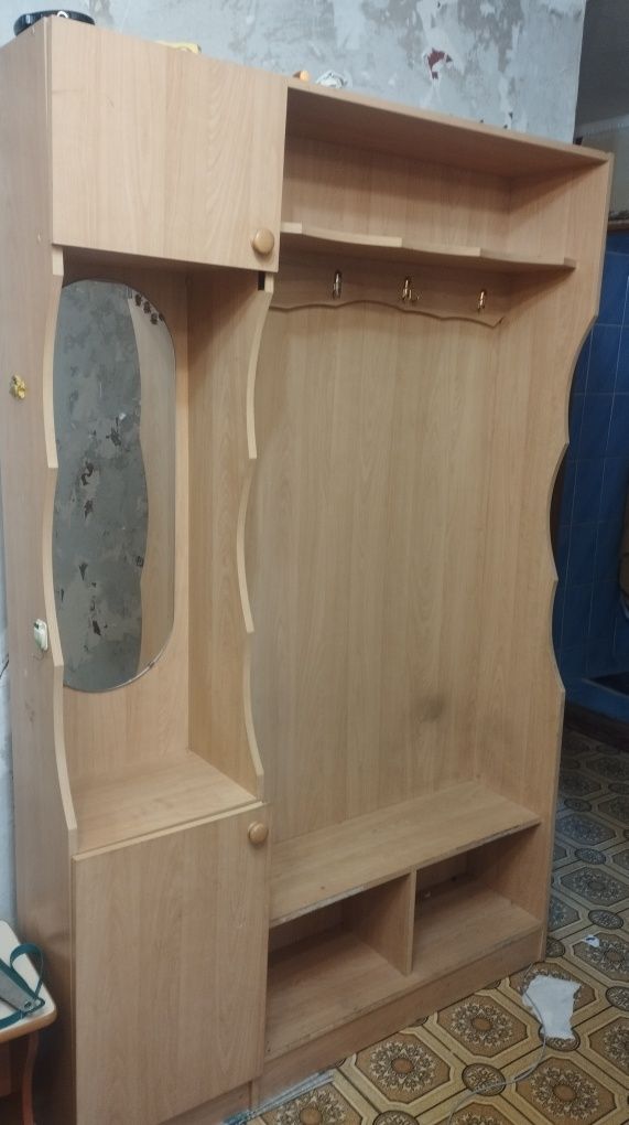 Продам прихожую ,