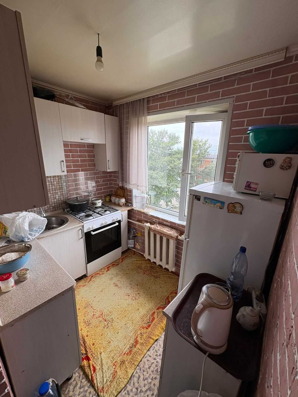 Продам 3 комнатную  квартиру  по Абая  5/5 эт