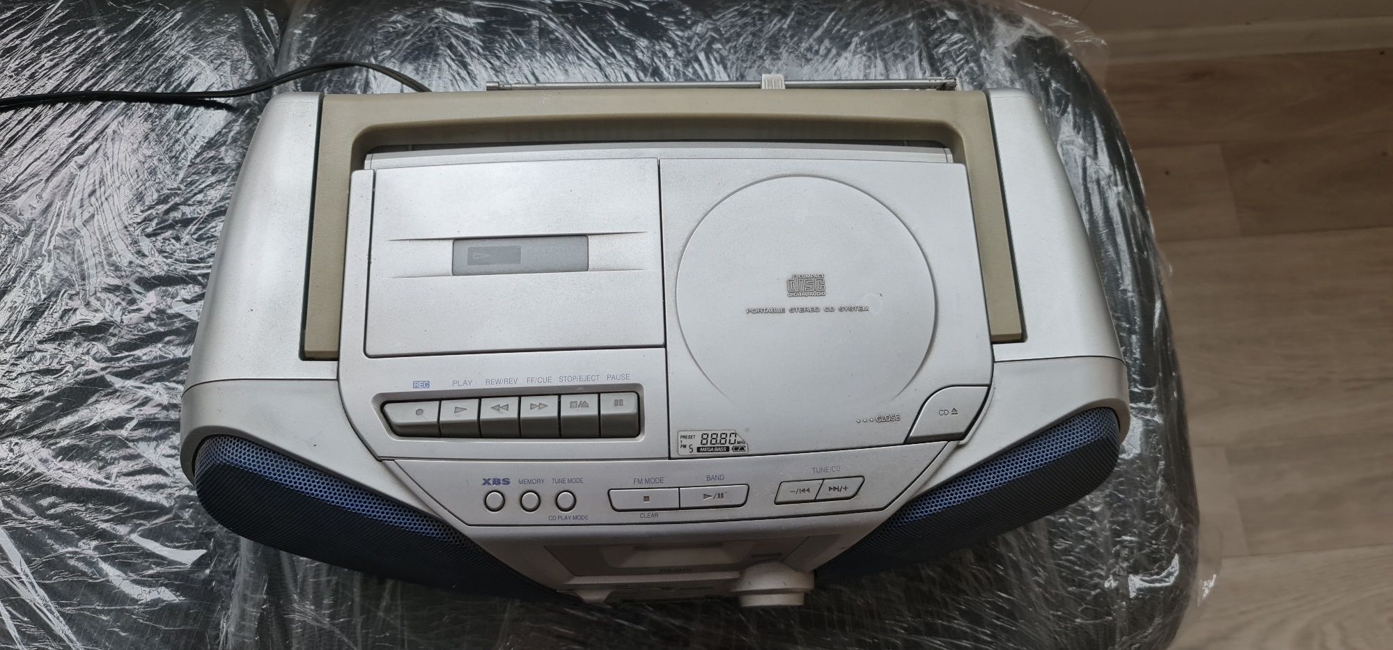Магнитафон  CD FM Tape магнитола радио
