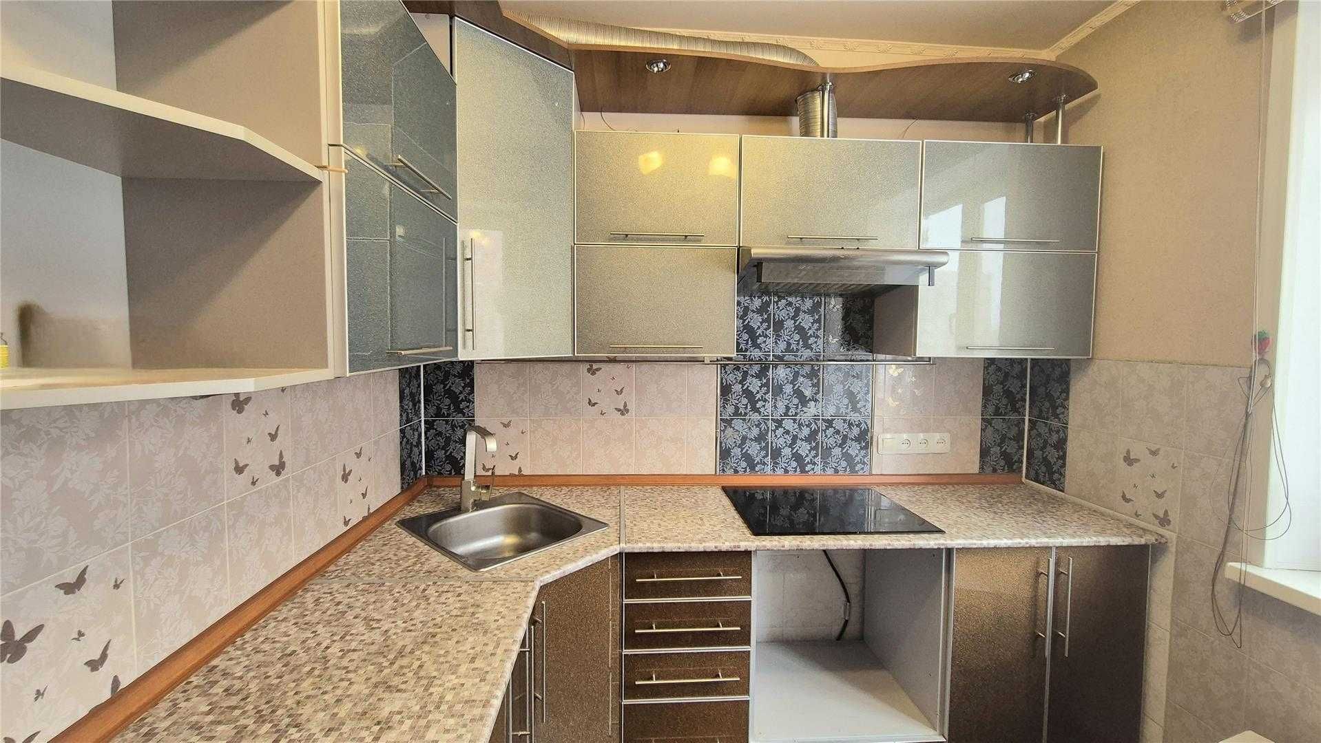 Продам 3 комн квартиру на 8 мкр  5 кольцо
на 2/5 эт