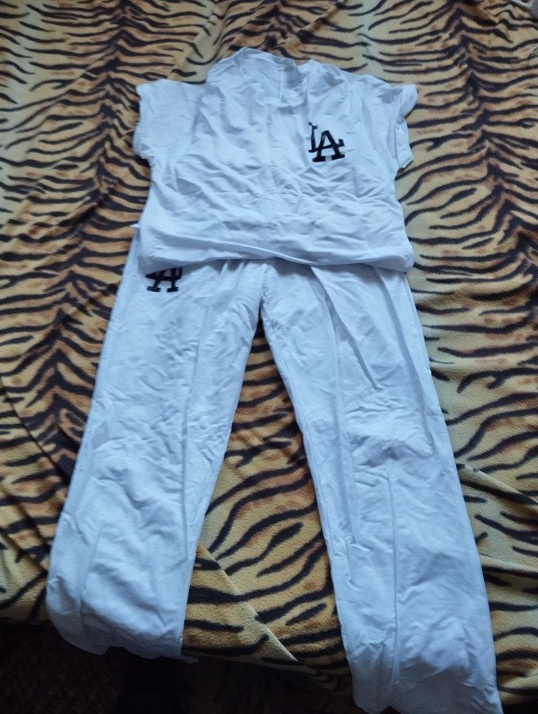 Продам женский спортивный костюм