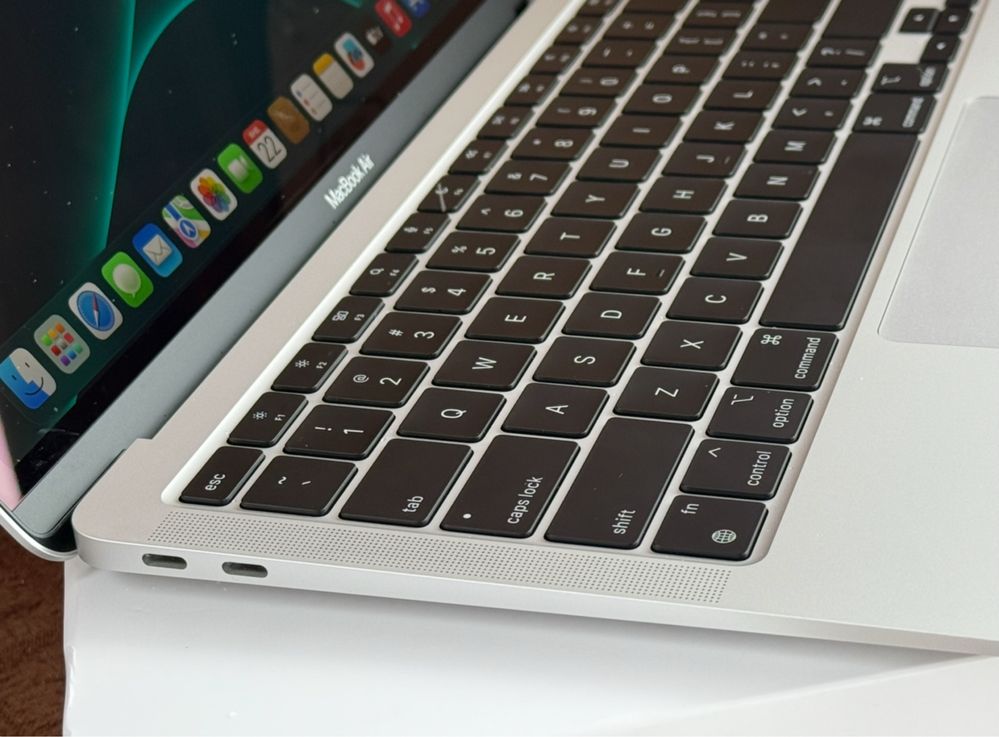 Apple MacBook Air 13.3 M1 2023 EAC Silver/8GB OZU/SSD256GB/идеал