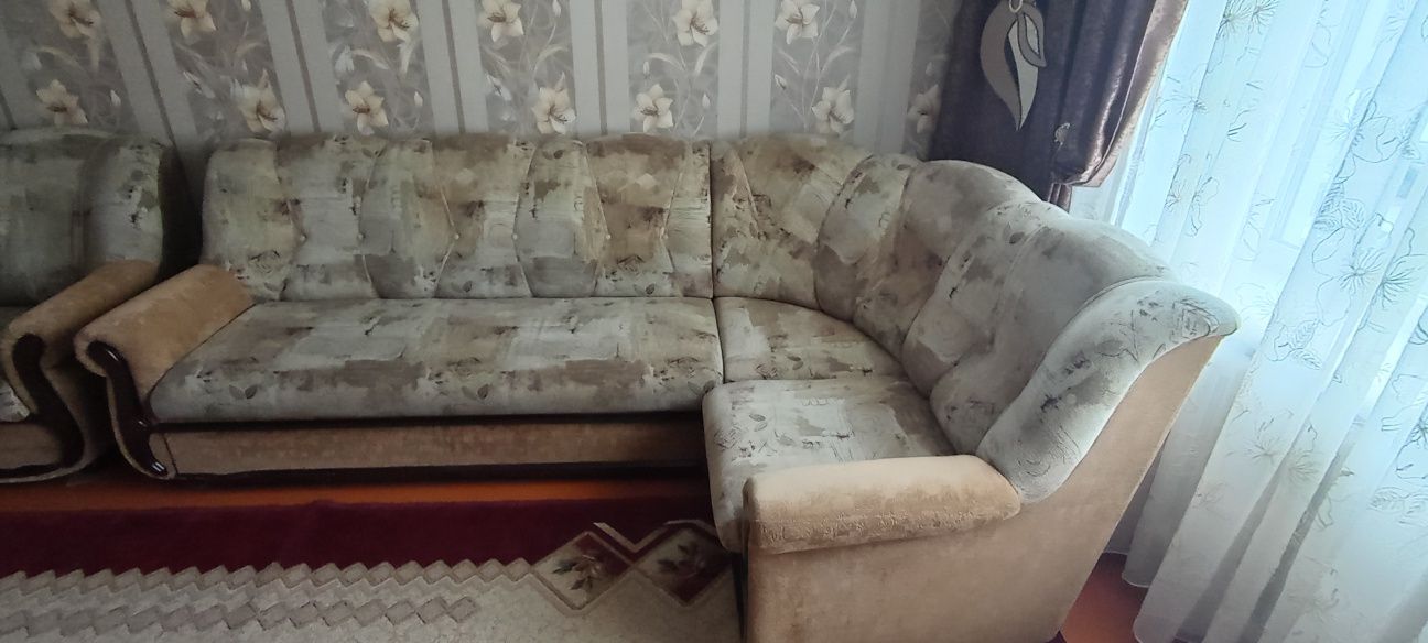 Диван мягкий в зал.