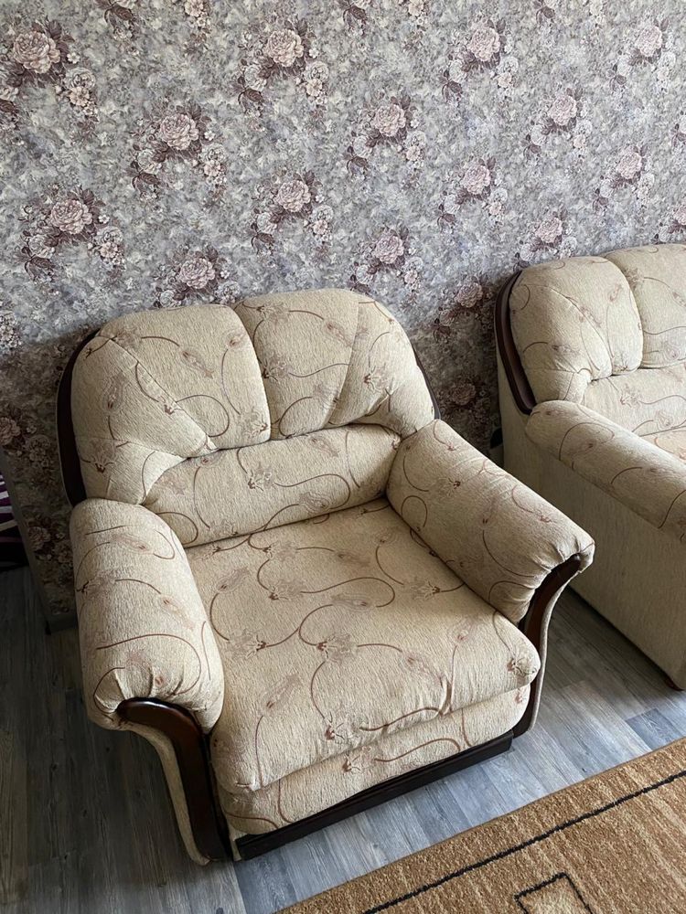 Диван раскладной в хорошем состоянии. Накидка в подарок