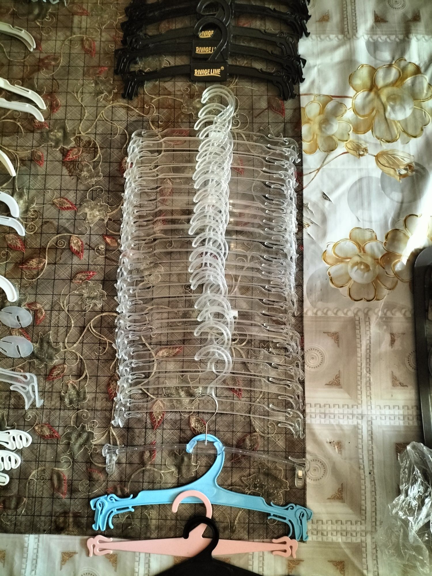 Продам вешалки-плечики разные.