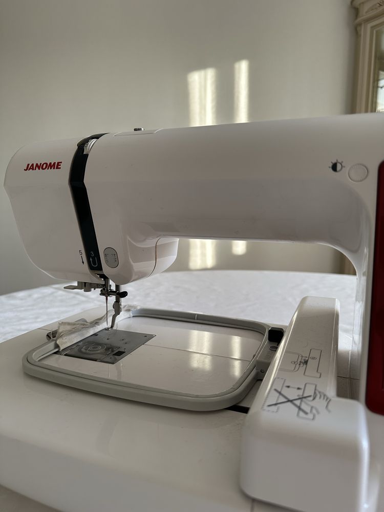 Вышивальная машинка Janome Memory Craft 230E