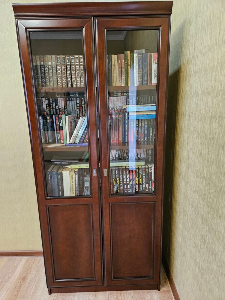 Продаю комлект(шкаф,столы)