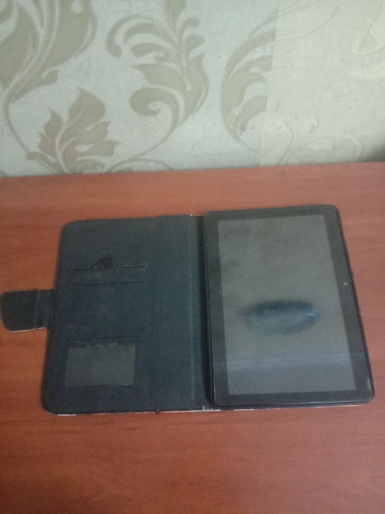 Продаю три игры на PlayStation 4 и планшет модели NB106M.