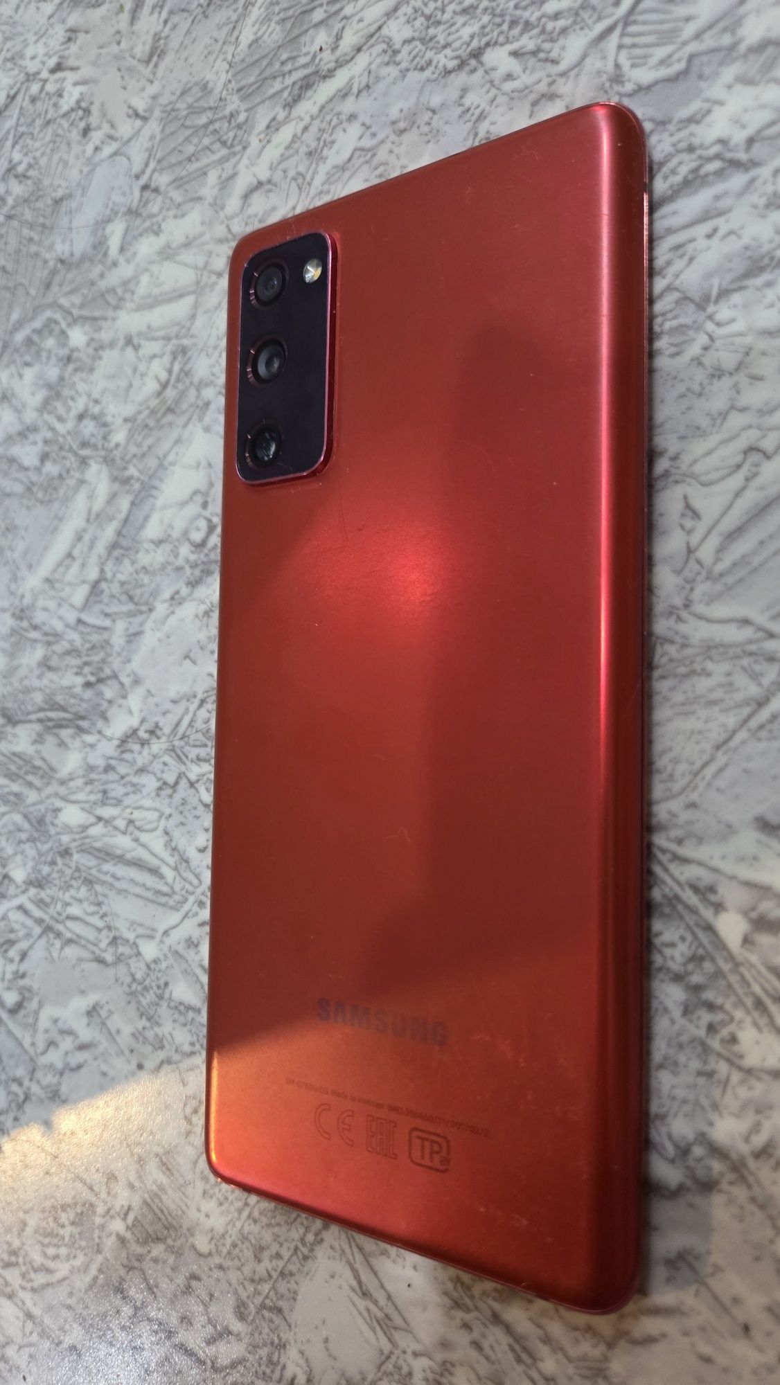 Телефон Samsung S20 fe