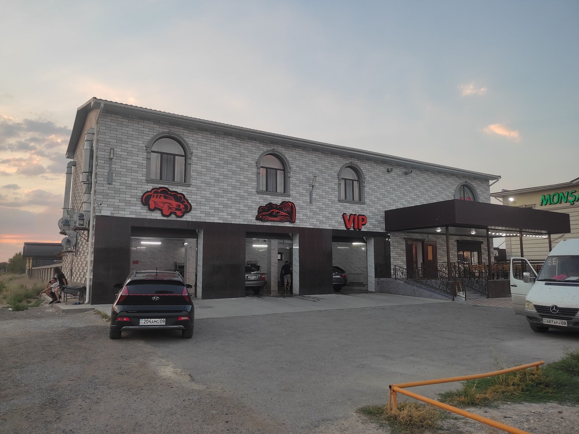 Кафе и автомойка