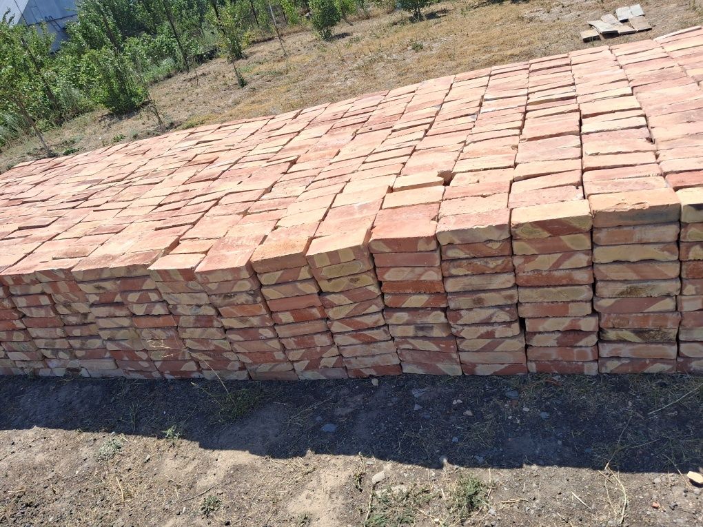 Кирпич Красный .