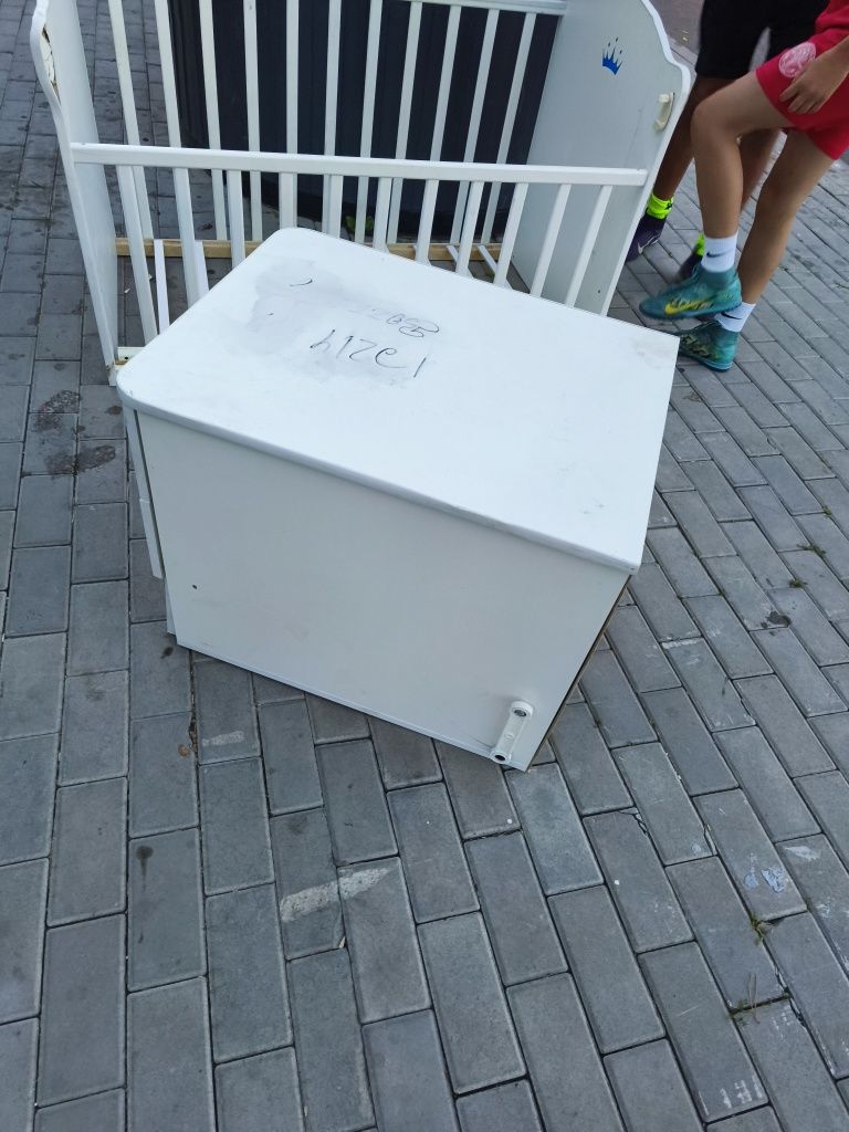 Тумочка и кровать