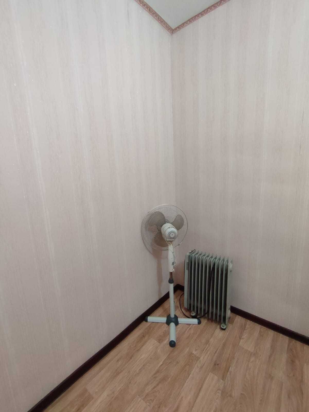 Продам 2 комн. срочно  старый часть возле колхозного рынка