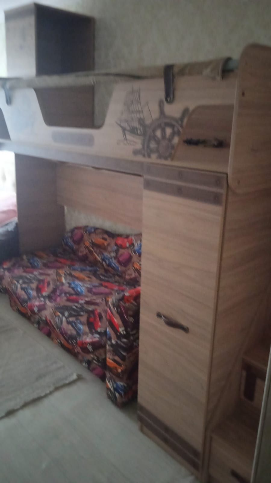 Продам  детскую 2х ярусную кровать с мини диваном. Интересный дизайн.
