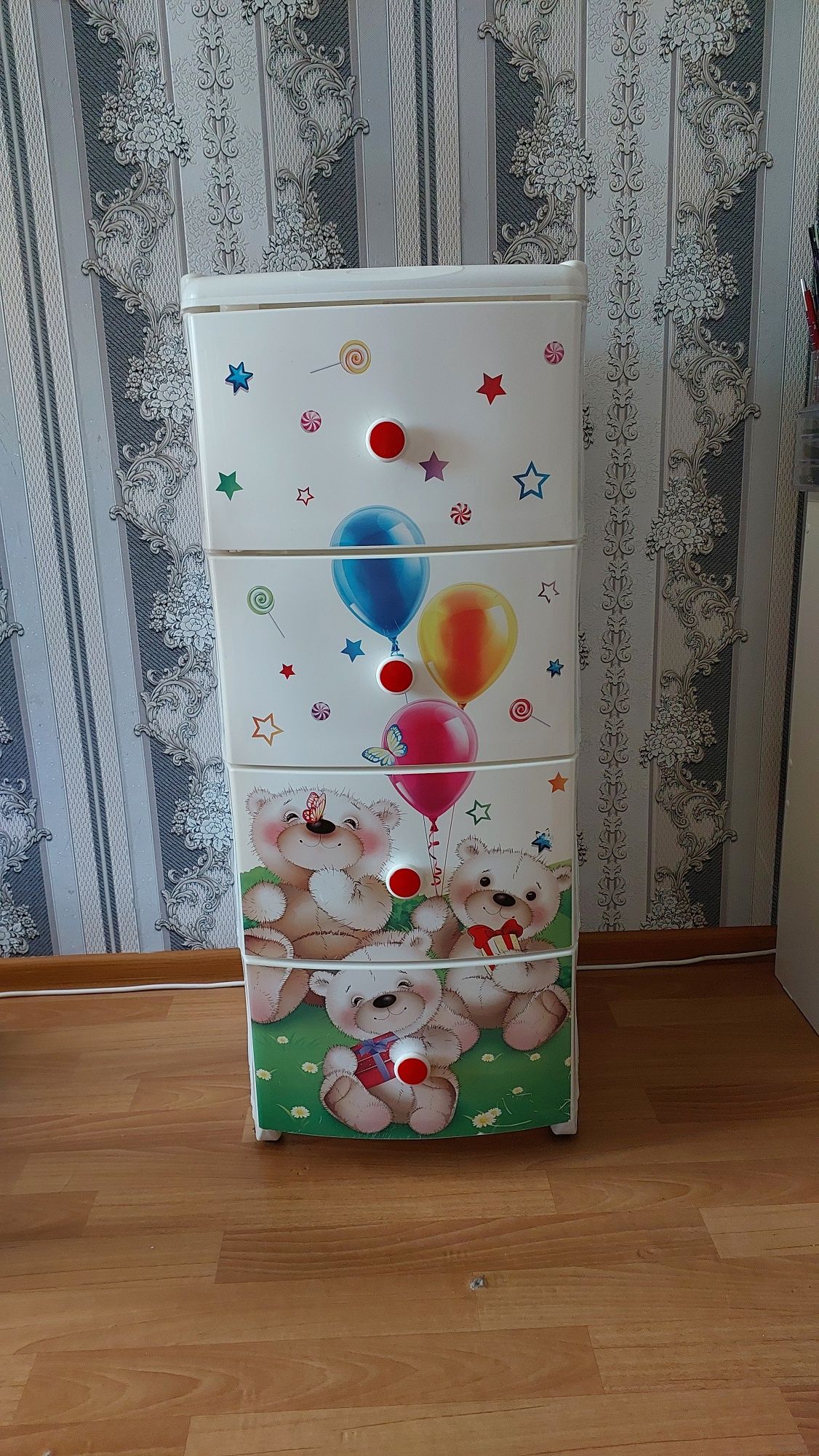 Детский шкаф с ящиками и на колесиках