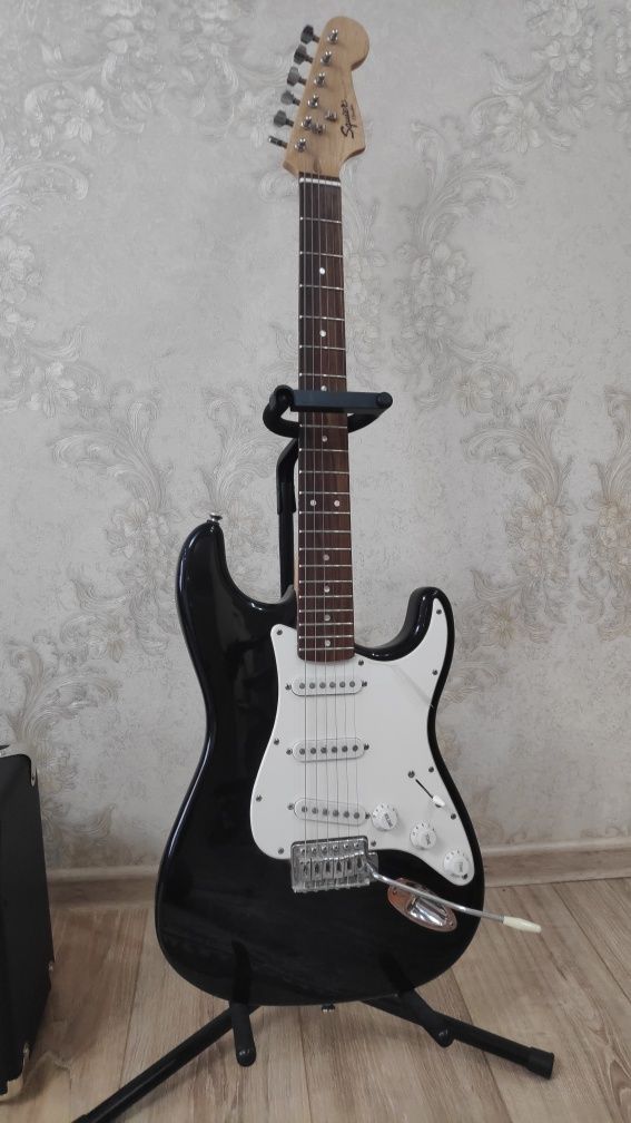 Электрогитара Fender и комбо усилитель Fender