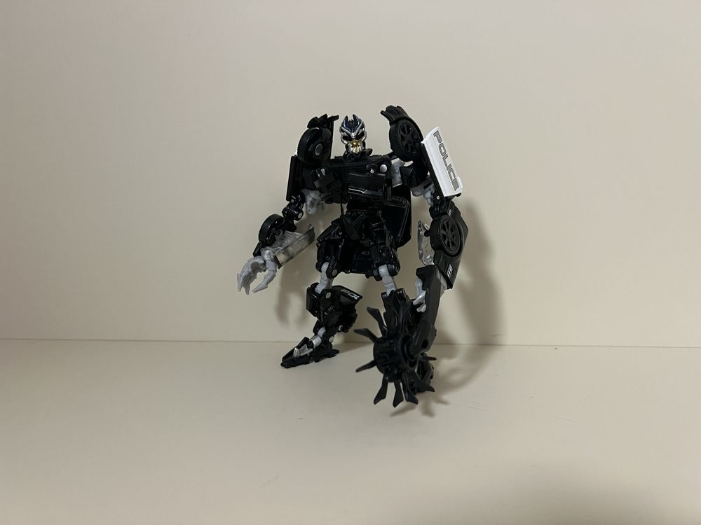 Barricade studio series оригинал