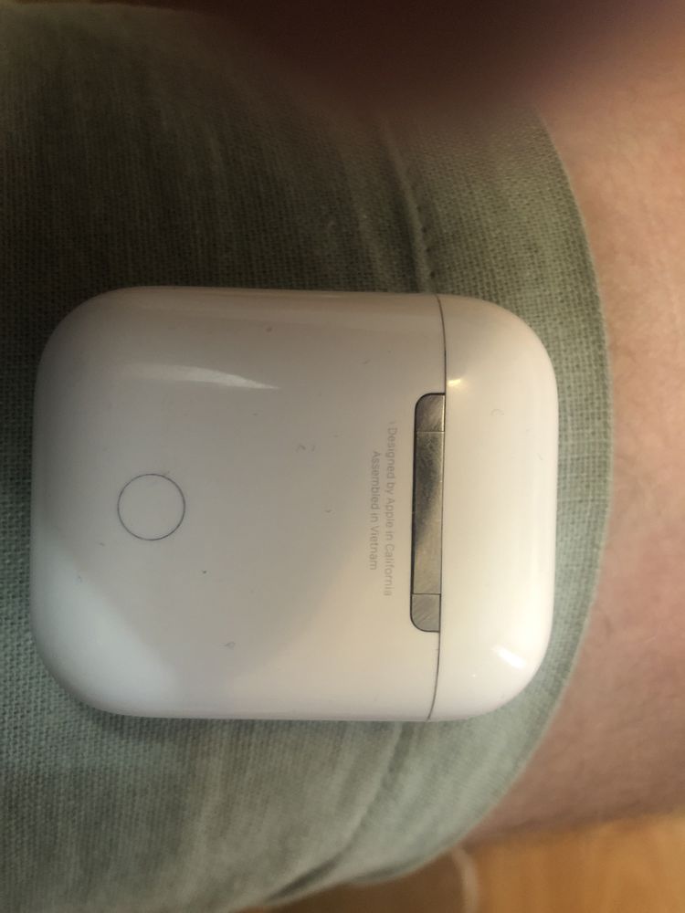 Продам AirPods в хорошем состояние