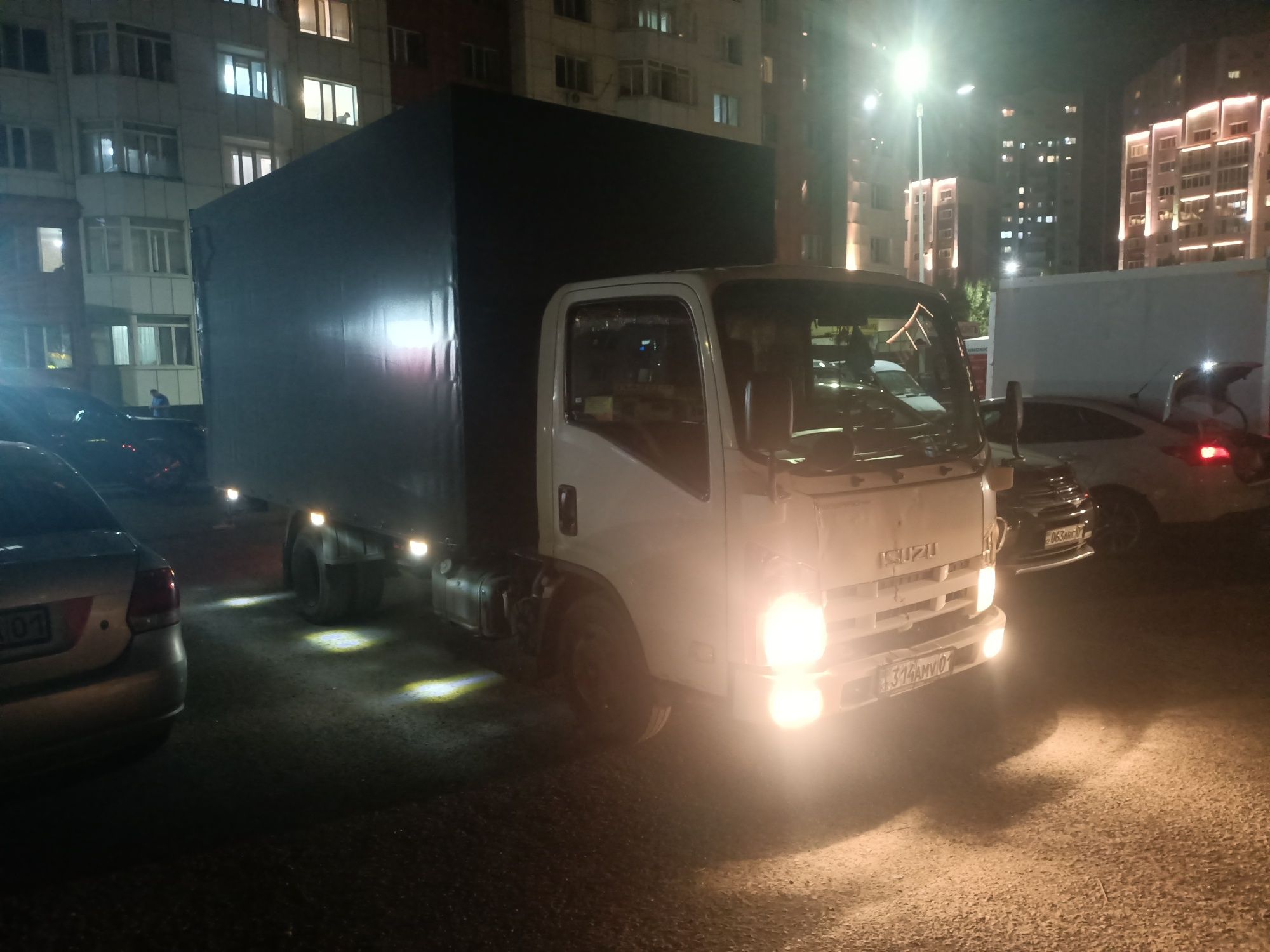 Авто Исузу грузовик