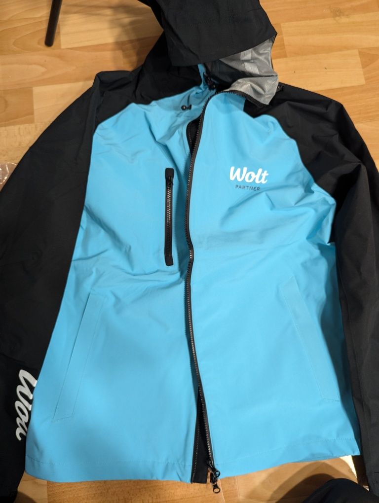 Дождевик и футболка wolt partner