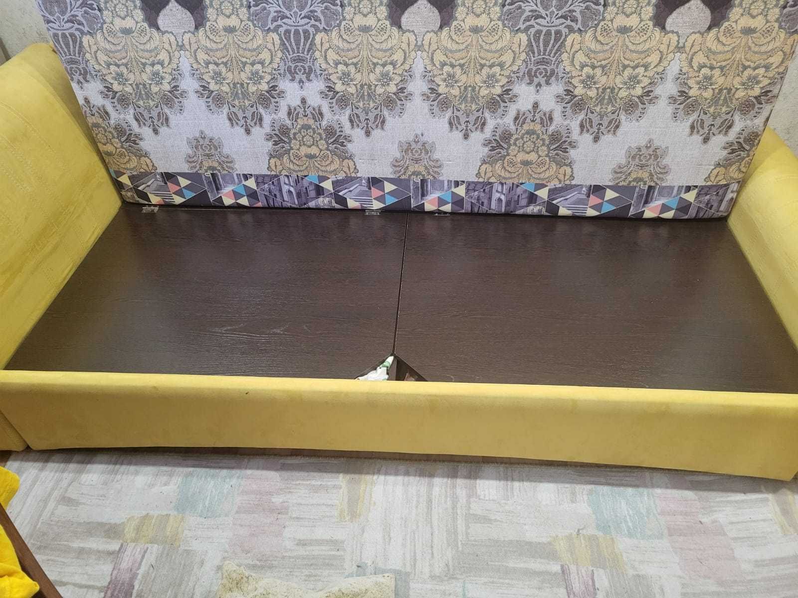 Стильная кровать с матрасом и подъёмным механизмом