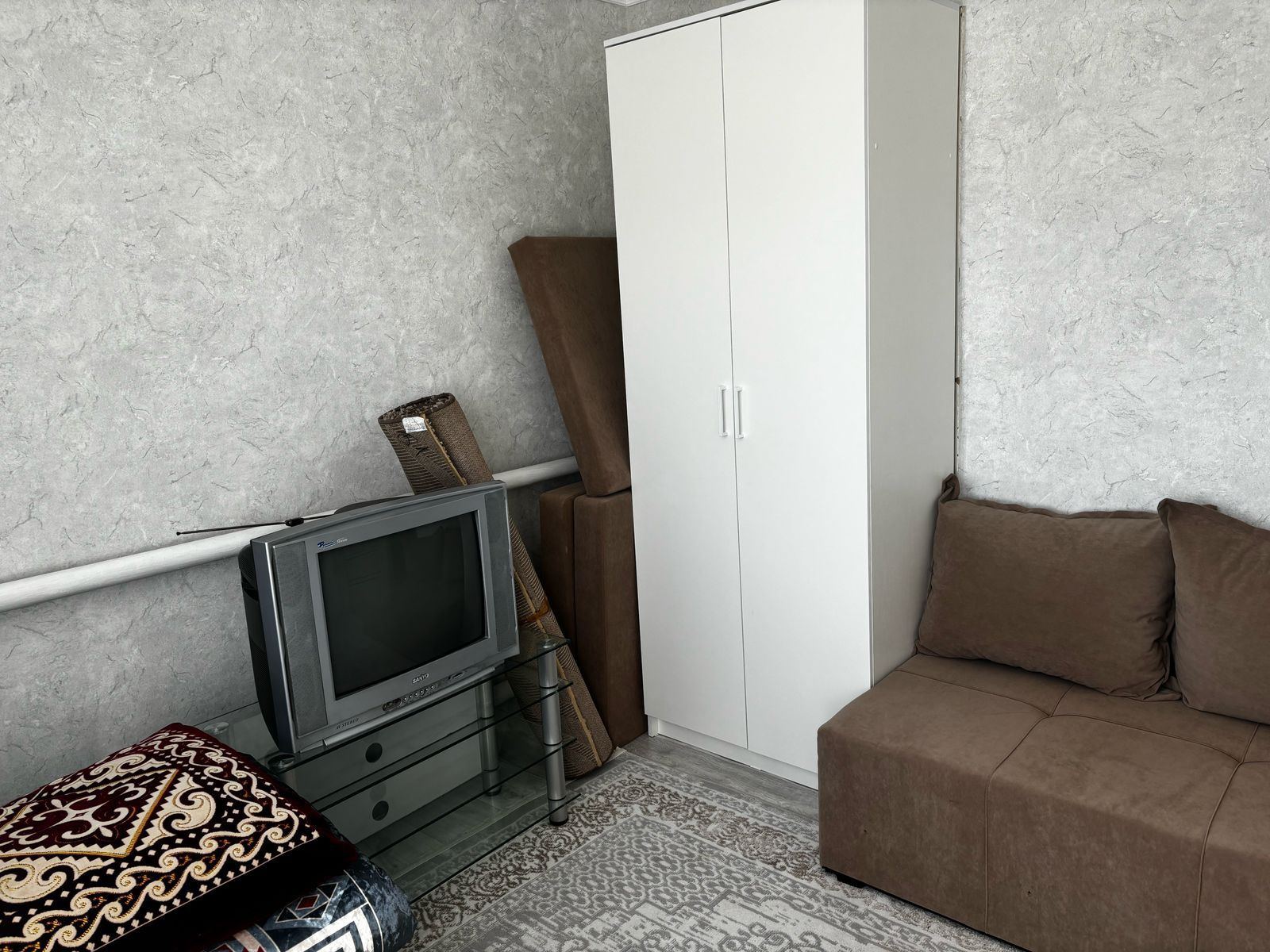Продам 2комнатную квартиру в центре.С ремонтом  вода,газ есть