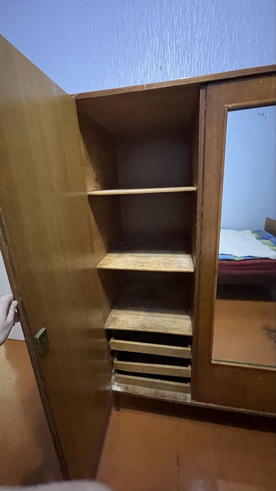 Деревянный шкаф с полками