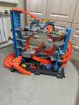 Парковка hot wheels с акулой и лифтом