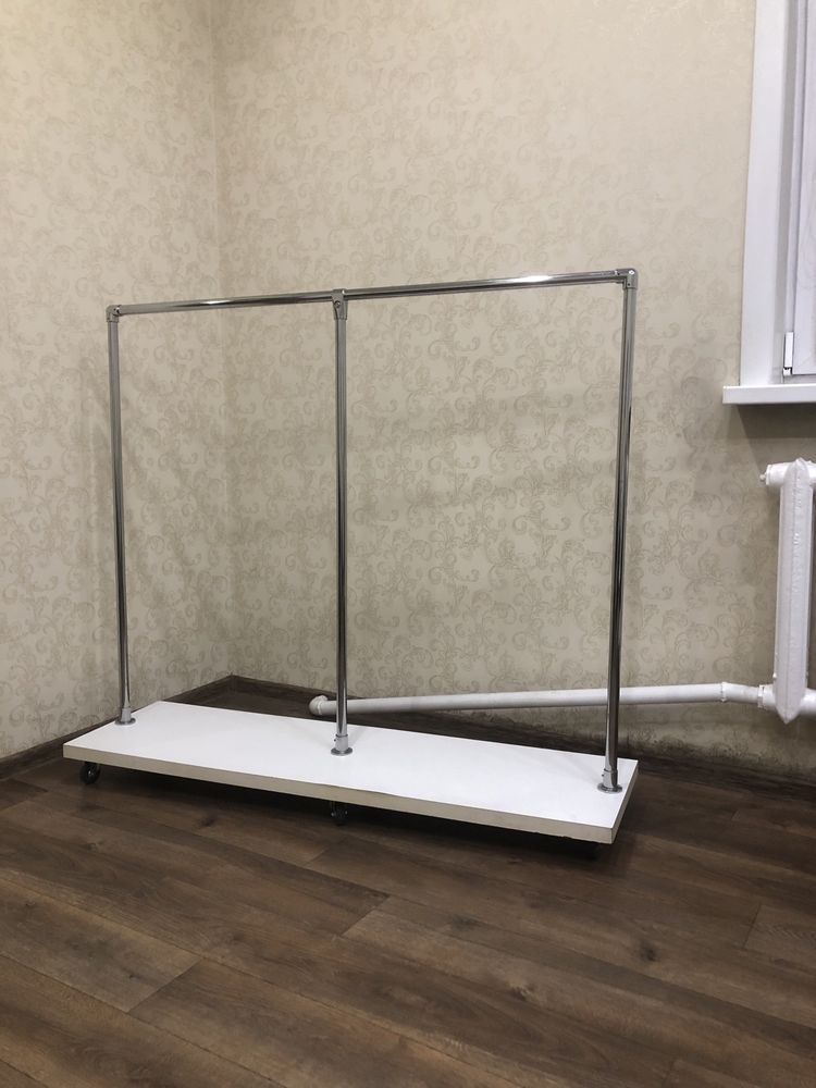 Продам вешалку напольную для одежды