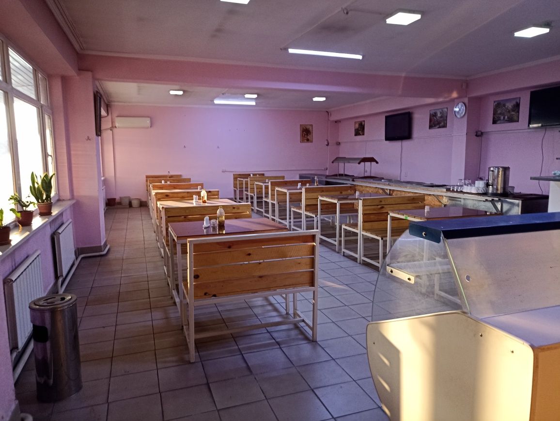 Зависит чем закрыта кафе продаю оборудование, мебель, посуда, холодиль