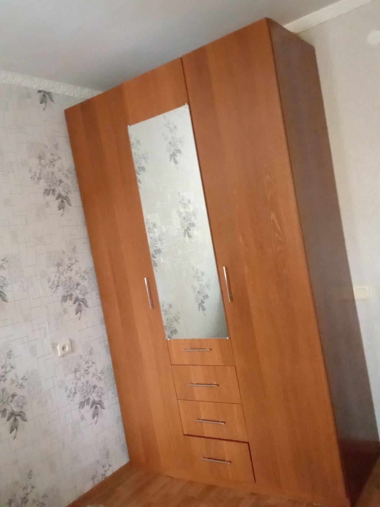 Продам шифоньер новый