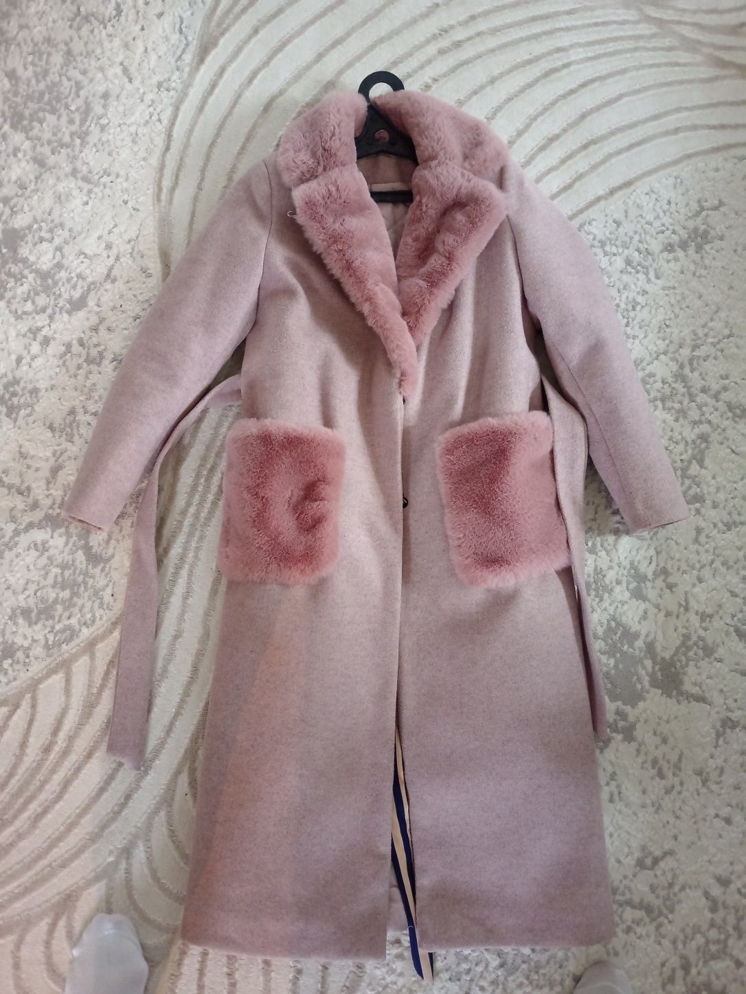 Продам женское пальто 42р
