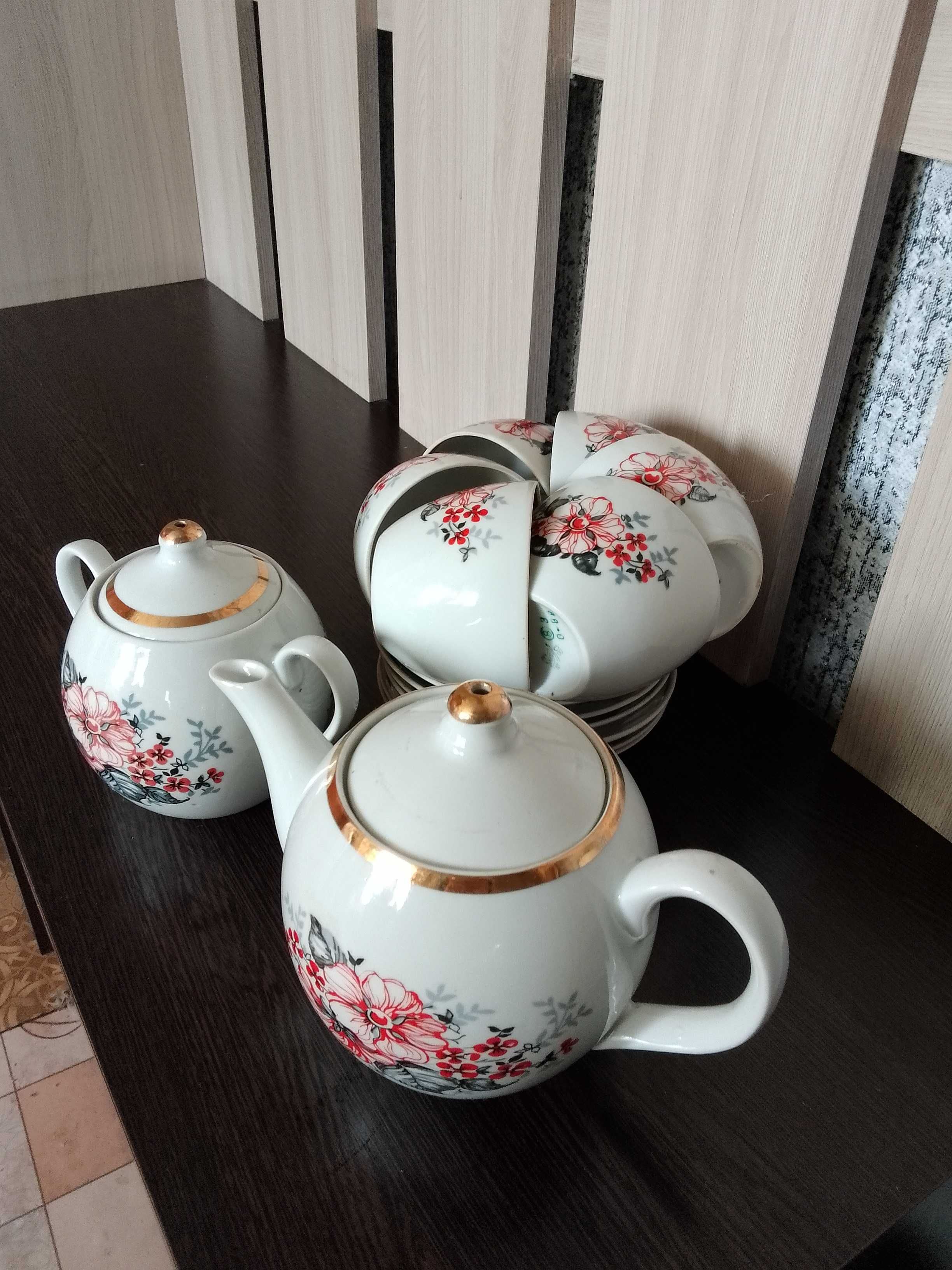 Чайный сервиз (СССР):на 6 персон+чайник и сахарница