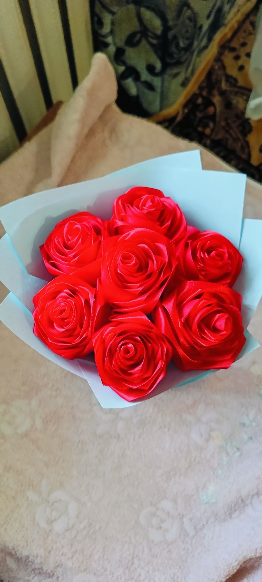 Розы из атласных лент