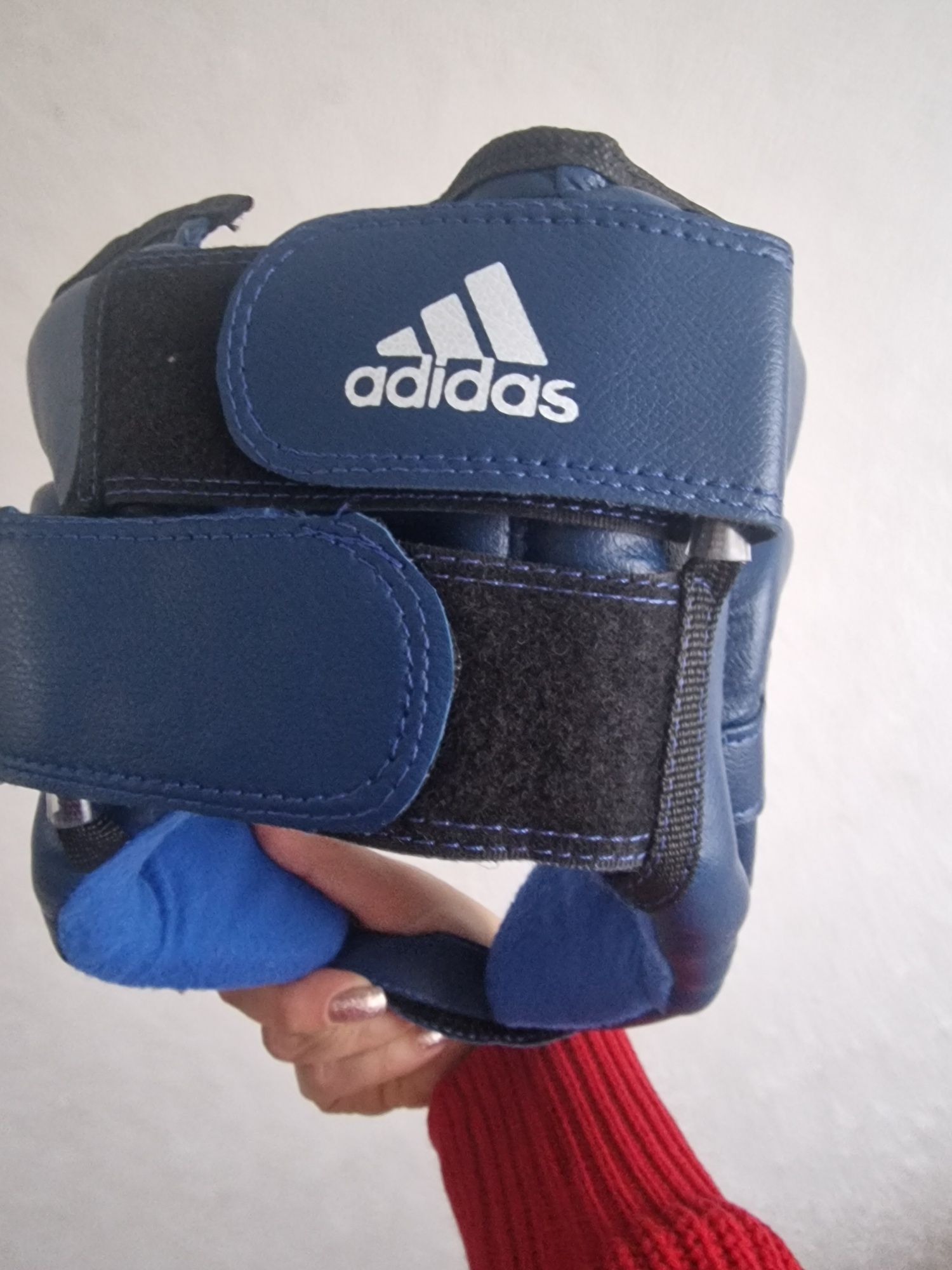 Шлем и перчатки спортивные