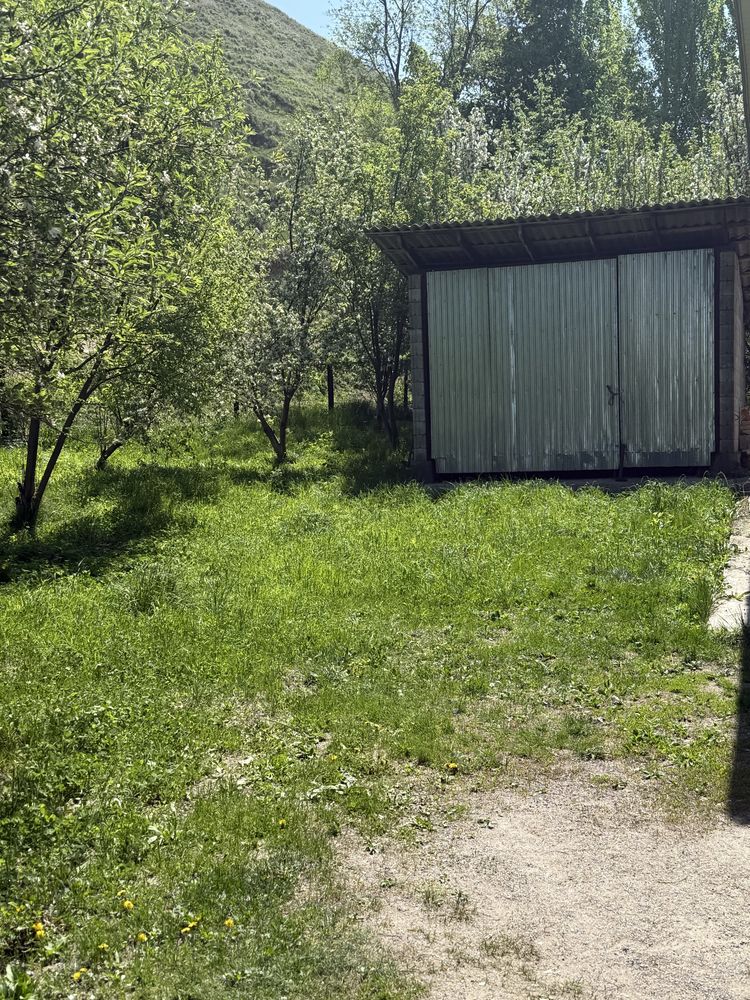 Большой дом с землей и хозяйством