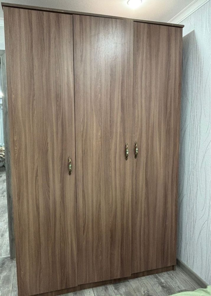 Шкаф для одежды,трехдверный
